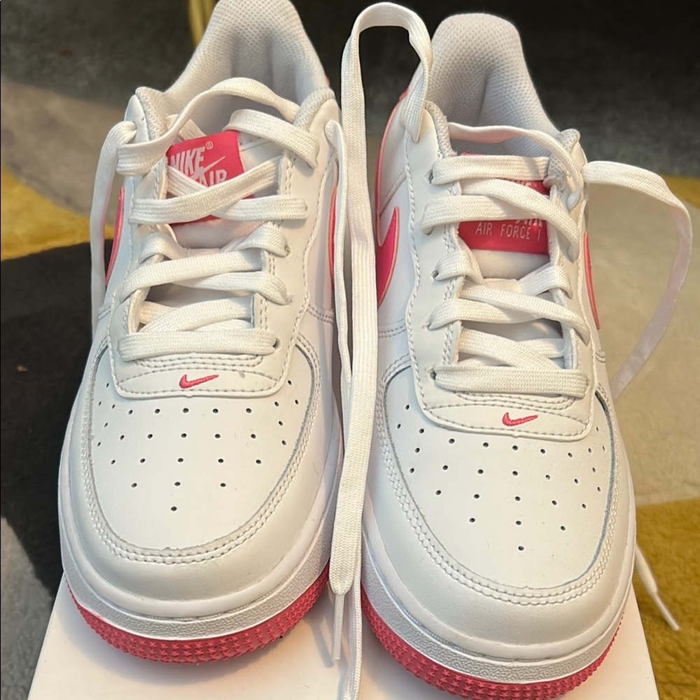 Nike White and Pink Sneakers Classic Design